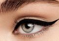 Psst... Ternyata Begini Trik Mudah Pakai Eyeliner Cair Anti Gagal