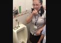 Viral! Karyawan Ini Santap Hidangan yang Diambil dari Tempat Buang Air