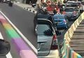 Marka Jalan Berkelir, Netizen : Kue Lapis Terpanjang di Dunia