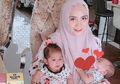 Wow! Penampilan April Jasmine Curi Perhatian di Aqiqah Anak Kembarnya