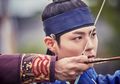 5 Pose Memanah ala Aktor di Drama Korea yang Menawan Banget!