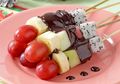 Si Kecil Pasti Semakin Suka Buah-Buahan Kalau Dikreasikan Menjadi Sate Buah Vla Cokelat