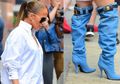 Jadi Sorotan, Jeniffer Lopez Kenakan Sepatu Mirip Celana Jeans Melorot