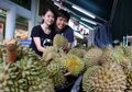 Demi Pulang Lebih Cepat, Pria Asal Singapura Ini Bagikan 2,2 Ton Durian Jualannya!