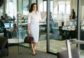 6 Inspirasi Fashion Midi Skirt ala Meghan Markle Ini Cocok Buat Magang