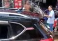 Balita Terkunci di Dalam Mobil, Warga Bantu Semprot Air Karena Orangtuanya Tak Mau Kaca Mobilnya Dipecah