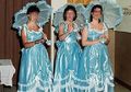 10 Kostum Pengiring Pengantin Zaman Dulu yang Agak Konyol, Salah Satunya Motif Polkadot!