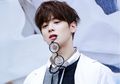 9 Idol Kpop Cowok yang Pakai Seragam Dokter. Menawan Banget!