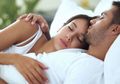 Posisi Tidur dengan Pasangan Ungkapkan Hubungan Kita, Seperti Apa?