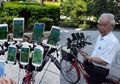 Tak Mau Terserang Penyakit Ini, Kakek 70 tahun Pasang 11 Smartphone di Sepeda untuk Berburu Pokemon