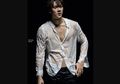 Mungkin Ini 9 Alasan Idol Kpop Cowok Sering Pakai Baju Putih. Setuju?