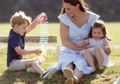 20 Foto Momen Manis Kate Middleton Bersama Anak-anaknya. Adorable!