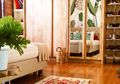 Tampilkan Tema Tropical Vibes Mix Boho Chic, Kamar @desianyk Ini Homey Banget