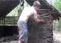 Hanya Bermodal Tangan Kosong dan Bahan Alam, Pria ini Membuat Rumah Di Tengah Hutan