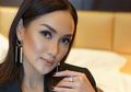 Intip Tampilan Busana Bergaya Simpel Edgy ala Sara Wijayanto yuk!