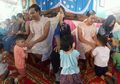 Demi Dua Anaknya, Seorang Ayah Nekat Bergaun ke Sekolah untuk Rayakan Hari Ibu