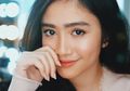 Tampil Manis dengan Fashion Item Tas Bambu ala Febby Rastanty