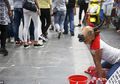 Gadis 15 Tahun Ini Rela Jadi Sapi Untuk Ditunggangi Demi Uang Pengobatan Ayahnya yang Lumpuh