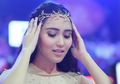 5 Penampilan Berkelas Ayu Ting Ting dengan Aksesoris Rancangan Rinaldy Yunardi, Cetar Banget!
