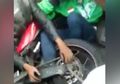 Aneh! 5 Reka Adegan Netizen, Kaki Kanan Ojol Tersangkut Rantai Motor