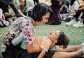 Andien Aisyah Ajak Putranya Ikut Kegiatan Bersih-bersih Pantai