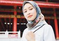 Gaya Hijab Kasual Bernuansa Monokrom ala Gita Savitri dengan Budget Minimalis