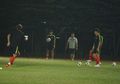 Pemain Sepakbola Kelas Dunia Tiba di Bandung, Seperti Ini Ketatnya Penjagaan Saat Latihan