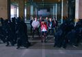 11 MV Grup Kpop Cowok yang Enggak Disadari Syuting di Tempat Parkir