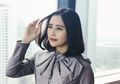 Pose Bareng Ular Piton, Prilly Latuconsina Bikin Netizen Takjub