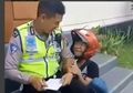Epic! Remaja ini Nangis Depan Polisi Karena Ditilang