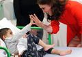 Selalu Membungkuk, Begini Lembutnya Kate Middleton Kunjungi Anak-Anak!