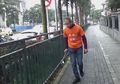 Bukan Foya-foya, Miliarder ini Habiskan Waktunya untuk Punguti Sampah di Jalanan