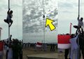 Salut, Aksi Heroik Bocah Atambua Panjat Tiang Bendera Diganjar Beasiswa Bergengsi!
