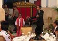 Saat Jokowi 'Kaget' Mendengar Permintaan Joni si Pemanjat Tiang Bendera