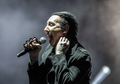 Marilyn Manson Pingsan Saat Tampil di Atas Panggung