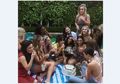 20 Momen Selena Gomez Bersama Teman-temannya yang Goals Banget!