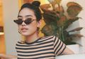 6 Trik Kenakan Outfit Motif Stripes Ala Alika Islamadina. Simpel!