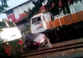 Tak Dengarkan Peringatan Warga Sebuah Mobil Tertabrak Kereta 2 Kali di Bekasi, Kondisinya Mengenaskan!