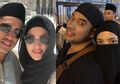 Nia Ramadhani Kenakan Cadar Saat Beribadah ke Tanah Suci Bersama Suami