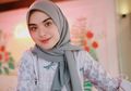 5 Inspirasi Outfit Hijab Modis dan Anggun untuk Kondangan Ala Vebby Palwinta