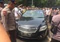 Aneh Tapi Nyata, Mobil Tanpa Sopir Ini Tabrak Bocah di Depan GBK