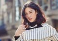 Sepatu Edgy Dian Sastrowardoyo Curi Perhatian Saat Premiere Film Aruna dan Lidahnya, Berminat Kembaran?