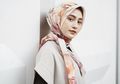 Inspirasi Tampilan Hijab Bernuansa Monokrom dengan Pilihan Harga di Bawah 250 Ribu Rupiah