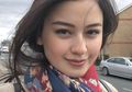 Begini Fashion Kimberly Ryder dengan Syal saat Liburan. Mau Mencoba?