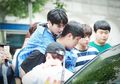 10 Staf Grup Kpop yang Jadi Favorit Fans Karena Dedikasinya. Keren!