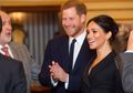 Mirip Putri Diana, Meghan Markle Kenakan Gaun Tuxedo di Atas Lutut