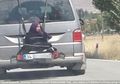 Sadis, Ayah Ikat Putrinya di Pintu Belakang Mobil yang Dikemudikannya