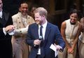 Pangeran Harry Curi Perhatian Saat Bernyanyi di Atas Panggung
