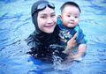 Zaskia Mecca Ajak Baby Bhre Berenang, Ini Manfaat dan Usia yang Tepat