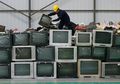 Anti-mainstream, Pagar Rumah Ini Dibangun dari Kumpulan Televisi!